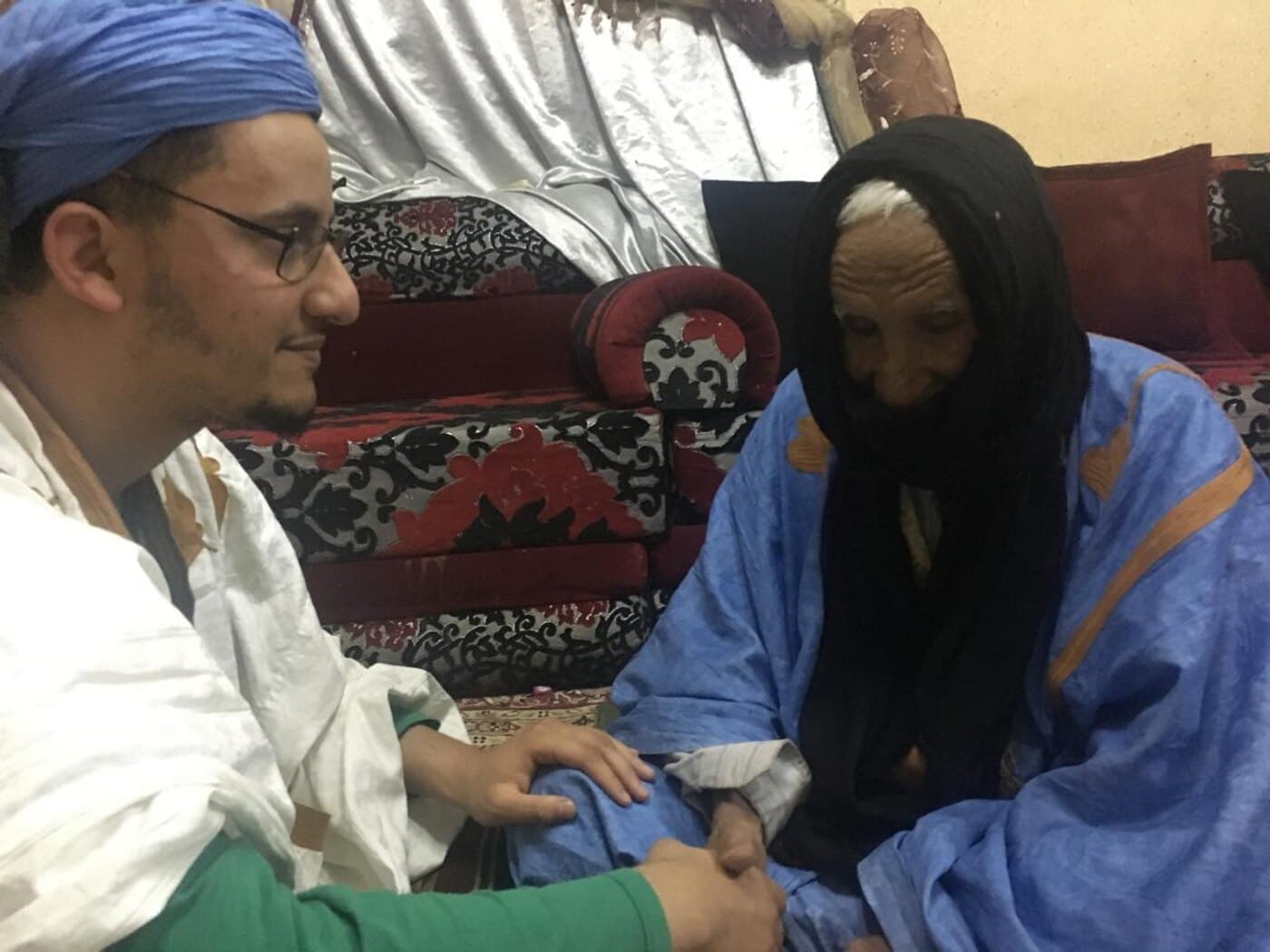 Séance de lecture auprès d'un cheikh, main dans la main.
