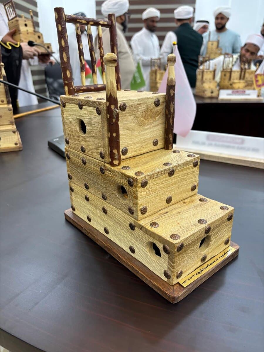 Maquettes de minbar en bois tourné, présentées lors d'une rencontre.