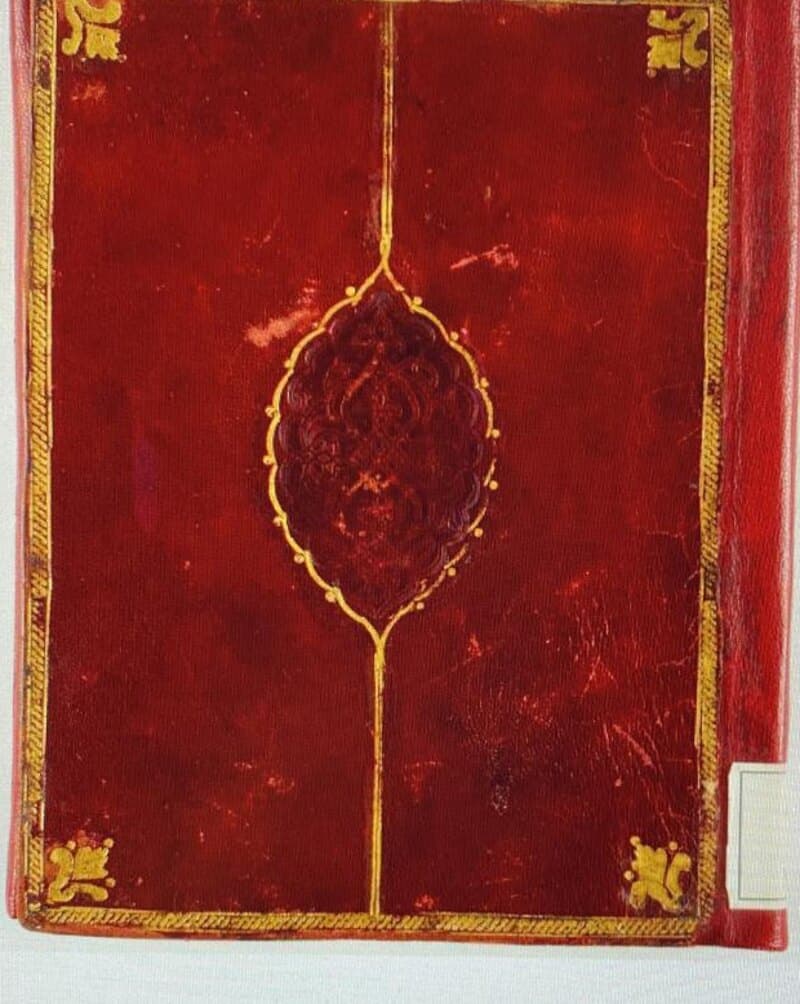Reliure de maroquin rouge à mandorle dorée : la couverture d'un manuscrit, consultée en fac-similé numérique.