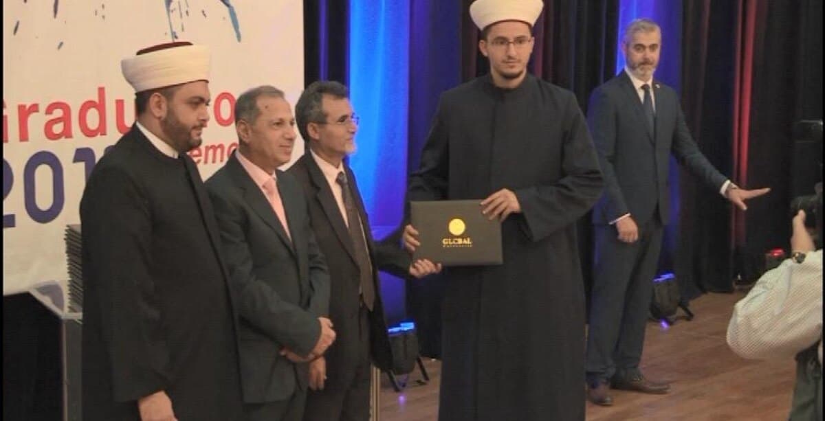 Remise de prix sur scène, diplôme en main.